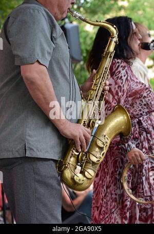 Un uomo suona il suo sassofono Selmer Brevete France e Etranger degli anni '50 in un concerto all'aperto a Santa Fe, New Mexico. Foto Stock