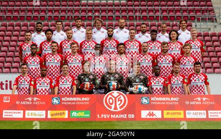 29 luglio 2021, Renania-Palatinato, Magonza: Calcio: Bundesliga, FSV Mainz 05, foto della squadra: Prima fila: Tijan Njie (video analisi), Vincent Lorenz (video analisi), Patrick Kaniuth (co-allenatore), Stephan Kuhnert (portiere), Bo Svensson (capo allenatore), Babak Keyhead, come depen (dephang), come depen-Grünewald. Capo della performance) medio-alto: Kevin Stöger, Jean-Paul Boetius, Silvan Widmer, Niklas Tauer, Geremia San Juste, Dominik Kohr, Anderson Lucoqui, Jae-Sung Lee, Jonathan Burkardt Middle-Bottom: Edilson Fernandes, Stefan Bell, Luca Foto Stock