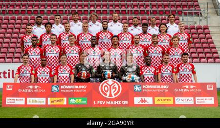 29 luglio 2021, Renania-Palatinato, Magonza: Calcio: Bundesliga, FSV Mainz 05, foto della squadra: Prima fila: Tijan Njie (video analisi), Vincent Lorenz (video analisi), Patrick Kaniuth (co-allenatore), Stephan Kuhnert (portiere), Bo Svensson (capo allenatore), Babak Keyhead, come depen (dephang), come depen-Grünewald. Capo della performance) medio-alto: Kevin Stöger, Jean-Paul Boetius, Silvan Widmer, Niklas Tauer, Geremia San Juste, Dominik Kohr, Anderson Lucoqui, Jae-Sung Lee, Jonathan Burkardt Middle-Bottom: Edilson Fernandes, Stefan Bell, Luca Foto Stock