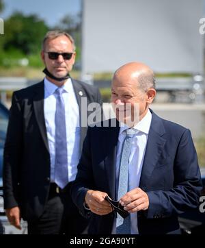 Cottbus, Germania. 27 luglio 2021. OLAF Scholz (r, SPD), Ministro federale delle finanze, arriva con un funzionario della sicurezza alla presentazione dei progetti per il nuovo impianto DI manutenzione DEL GHIACCIO. Credit: Soeren Stache/dpa-Zentralild/dpa/Alamy Live News Foto Stock