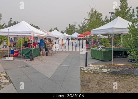 Canmore, Alberta, Canada – 29 luglio 2021: I venditori aprono le loro cabine nel mercato all'aperto Foto Stock