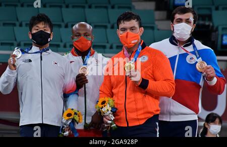 Tokyo, Giappone. 29 luglio 2021. (L-R)medaglia d'argento Cho Guham della Corea del Sud, medaglia d'oro Aaron Wolf del Giappone, medaglie di bronzo Jorge Fonseca del Portogallo e Niiaz Iliasov della Russia posano per le telecamere durante la cerimonia della medaglia da 100 kg di JUDO Men al Nippon Budokan di Tokyo, Giappone, giovedì 29 luglio 2021. Foto di Keizo Mori/UPI Credit: UPI/Alamy Live News Foto Stock