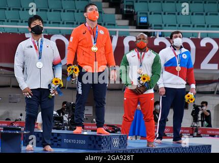 Tokyo, Giappone. 29 luglio 2021. (L-R)medaglia d'argento Cho Guham della Corea del Sud, medaglia d'oro Aaron Wolf del Giappone, medaglie di bronzo Jorge Fonseca del Portogallo e Niiaz Iliasov della Russia partecipano alla cerimonia della medaglia di 100 kg di JUDO Men al Nippon Budokan di Tokyo, Giappone, giovedì 29 luglio 2021. Foto di Keizo Mori/UPI Credit: UPI/Alamy Live News Foto Stock
