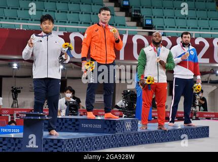 Tokyo, Giappone. 29 luglio 2021. (L-R)medaglia d'argento Cho Guham della Corea del Sud, medaglia d'oro Aaron Wolf del Giappone, medaglie di bronzo Jorge Fonseca del Portogallo e Niiaz Iliasov della Russia posano per le telecamere durante la cerimonia della medaglia da 100 kg di JUDO Men al Nippon Budokan di Tokyo, Giappone, giovedì 29 luglio 2021. Foto di Keizo Mori/UPI Credit: UPI/Alamy Live News Foto Stock