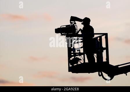 Le telecamere guardano l'azione durante il campionato di corse al Newcastle Racecourse, Newcastle. Foto Stock