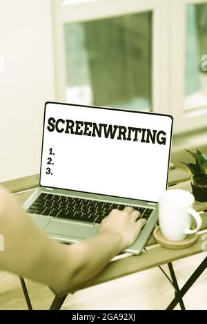 Scrittura visualizzazione testo Screenwriting. Internet Concept l'arte e l'arte di scrivere script per la comunicazione multimediale Online Jobs e lavorare in remoto Foto Stock