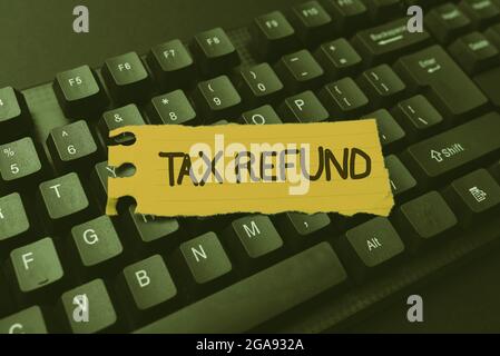 Visualizzazione concettuale rimborso fiscale. Foto concettuale pagamento in eccesso delle tasse pagate restituite ai proprietari di affari che si connettono con gli amici in linea, facendo Foto Stock