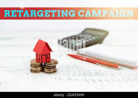 Campagna di retargeting della visualizzazione concettuale. Internet Concept targetconsumer basato sulla loro precedente azione su Internet vendere Land Ownership, investire su Foto Stock