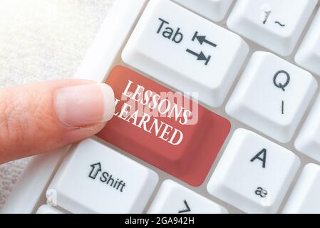 Didascalia di testo che presenta le lezioni apprese. Parola scritta sulla conoscenza o la comprensione acquisita con esperienza di digitazione Daily Reminder Notes, creazione Foto Stock