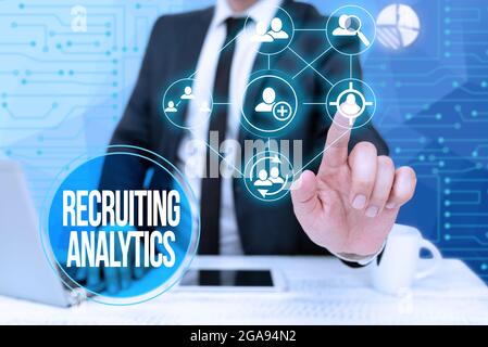 Firma di scrittura a mano Recruiting Analytics. Foto concettuale utilizzata per tracciare l'identificazione dei candidati Bussiness Man seduta scrivania portatile e. Foto Stock