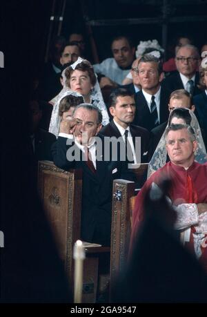 Il presidente degli Stati Uniti Lyndon Johnson che partecipa alla messa ai funerali di Robert F. Kennedy, Cattedrale di San Patrizio, New York City, New York, USA, Bernard Gotfryd, 8 giugno 1968 Foto Stock