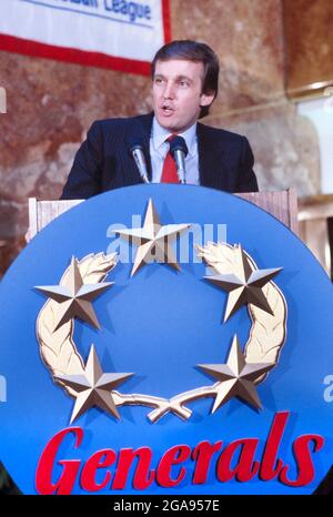 Proprietario Donald Trump durante la conferenza stampa dei generali del New Jersey USFL, Trump Tower, New York City, New York, Stati Uniti, Bernard Gotfryd, febbraio 1985 Foto Stock