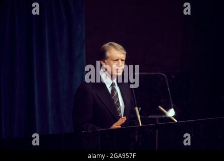 Il Presidente degli Stati Uniti Jimmy carter rivolgendosi all'Assemblea Generale delle Nazioni Unite, New York City, New York, Stati Uniti, Bernard Gotfryd, 4 ottobre 1977 Foto Stock