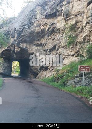 Iron Creek Tunnel, Needles Highway in Summer, South Dakota Foto Stock