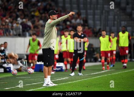 Innsbruck, Austria. 29 luglio 2021. Calcio: Partite di prova, Hertha BSC - Liverpool FC. L'allenatore di Liverpool Jürgen Klopp fornisce le istruzioni. Credit: Sebastian Räppold/Matthias Koch/dpa/Alamy Live News Foto Stock