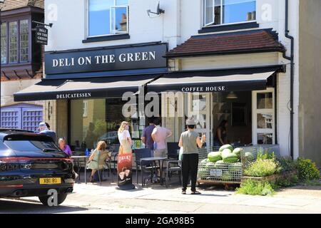 Il Deli a conduzione familiare sul Green on Hoppers Road, nel grazioso sobborgo nord di Londra, Winchmore Hill, Regno Unito Foto Stock