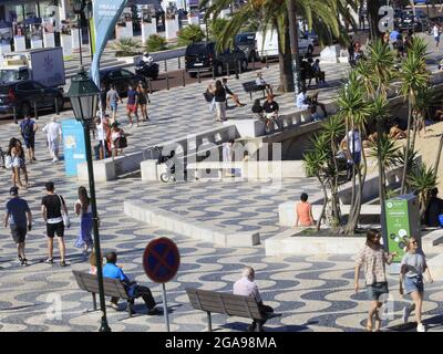 Cascais, Lisboa Portogallo. 29 luglio 2021. (INT) movimento turistico a Cascais. 29 luglio 2021, Cascais, Portogallo: Movimento turistico al centro e sulle spiagge di Cascais, sulla costa del Portogallo, giovedì (29), in mezzo alla pandemia di Coronavirus. (Credit Image: © Edson De Souza/TheNEWS2 via ZUMA Press Wire) Foto Stock