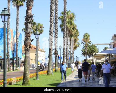 Cascais, Lisboa Portogallo. 29 luglio 2021. (INT) movimento turistico a Cascais. 29 luglio 2021, Cascais, Portogallo: Movimento turistico al centro e sulle spiagge di Cascais, sulla costa del Portogallo, giovedì (29), in mezzo alla pandemia di Coronavirus. (Credit Image: © Edson De Souza/TheNEWS2 via ZUMA Press Wire) Foto Stock