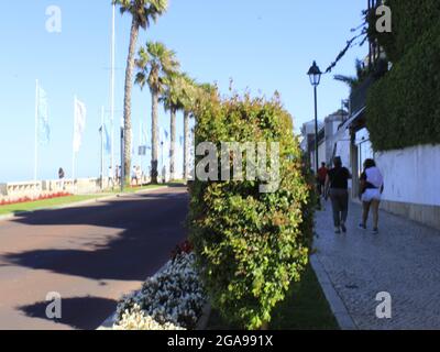 Cascais, Lisboa Portogallo. 29 luglio 2021. (INT) movimento turistico a Cascais. 29 luglio 2021, Cascais, Portogallo: Movimento turistico al centro e sulle spiagge di Cascais, sulla costa del Portogallo, giovedì (29), in mezzo alla pandemia di Coronavirus. (Credit Image: © Edson De Souza/TheNEWS2 via ZUMA Press Wire) Foto Stock