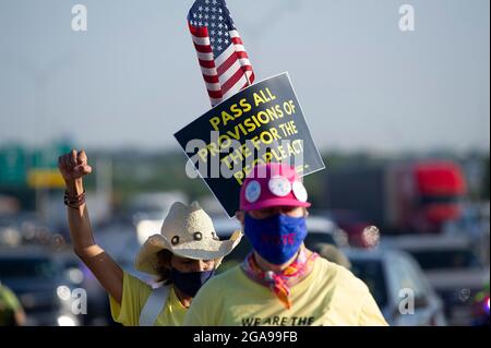 Austin, Texas, Stati Uniti. 29 luglio 2021. I dimostranti lungo le strade di raccordo per l'Interstate 35 su una passeggiata di 27 miglia e 4 giorni da Georgetown-to-Austin che termina alla capitale dello stato del Texas in una marcia in stile 'elma to Montgomery'' per richiedere un'azione federale sui diritti di voto. Round Rock, Texas. Mario Cantu/CSM/Alamy Live News Foto Stock