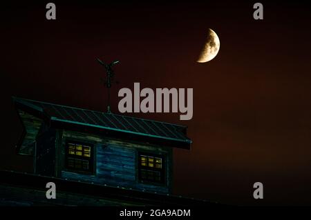 Questa è una foto di una cupola contro il cielo notturno con la luna. Foto Stock