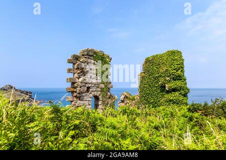 Rovina della cappella medievale Jane lungo il South West Coast Path, Cornovaglia, Regno Unito Foto Stock