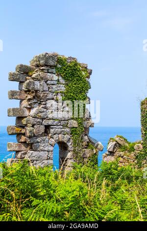 Rovina della cappella medievale Jane lungo il South West Coast Path, Cornovaglia, Regno Unito Foto Stock