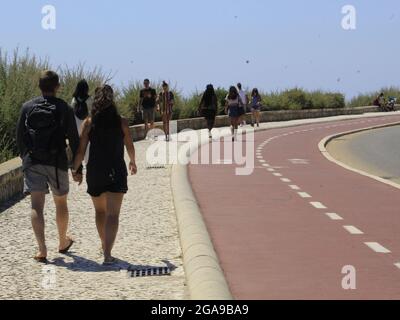 Cascais, Lisboa Portogallo. 29 luglio 2021. (INT) movimento intorno a Pedra da Nau, a Cascais. 29 luglio 2021, Cascais, Portogallo: Movimento intorno a Pedra da Nau che è una piccola isola rocciosa tra il faro di Santa Marta e Boca do Inferno, nel distretto di Cascais, costa del Portogallo, giovedì (29) (Credit Image: © Edson De Souza/TheNEWS2 via ZUMA Press Wire) Foto Stock