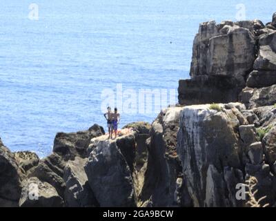 Cascais, Lisboa Portogallo. 29 luglio 2021. (INT) movimento intorno a Pedra da Nau, a Cascais. 29 luglio 2021, Cascais, Portogallo: Movimento intorno a Pedra da Nau che è una piccola isola rocciosa tra il faro di Santa Marta e Boca do Inferno, nel distretto di Cascais, costa del Portogallo, giovedì (29) (Credit Image: © Edson De Souza/TheNEWS2 via ZUMA Press Wire) Foto Stock