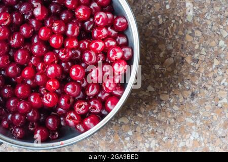 Sfondo di ciliegie fresche mature snocciolate Foto Stock