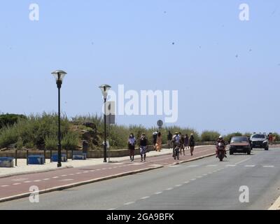 Cascais, Lisboa Portogallo. 29 luglio 2021. (INT) movimento intorno a Pedra da Nau, a Cascais. 29 luglio 2021, Cascais, Portogallo: Movimento intorno a Pedra da Nau che è una piccola isola rocciosa tra il faro di Santa Marta e Boca do Inferno, nel distretto di Cascais, costa del Portogallo, giovedì (29) (Credit Image: © Edson De Souza/TheNEWS2 via ZUMA Press Wire) Foto Stock