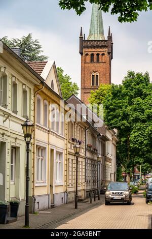 Porto quartiere Duisburg-Ruhrort, case residenziali, chiesa di San Massimiliano, Fabrikstrasse, NRW, Germania, Foto Stock