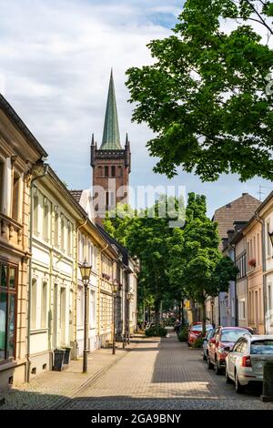 Porto quartiere Duisburg-Ruhrort, case residenziali, chiesa di San Massimiliano, Fabrikstrasse, NRW, Germania, Foto Stock