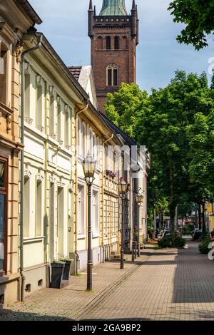 Porto quartiere Duisburg-Ruhrort, case residenziali, chiesa di San Massimiliano, Fabrikstrasse, NRW, Germania, Foto Stock