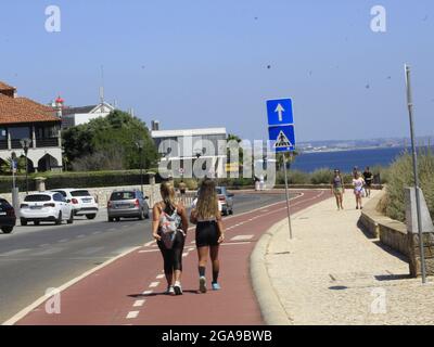 Cascais, Lisboa Portogallo. 29 luglio 2021. (INT) movimento intorno a Pedra da Nau, a Cascais. 29 luglio 2021, Cascais, Portogallo: Movimento intorno a Pedra da Nau che è una piccola isola rocciosa tra il faro di Santa Marta e Boca do Inferno, nel distretto di Cascais, costa del Portogallo, giovedì (29) (Credit Image: © Edson De Souza/TheNEWS2 via ZUMA Press Wire) Foto Stock