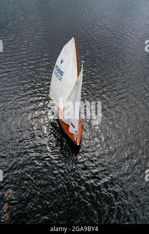 Il Sechs-visto-Platte, un'area ricreativa nel sud di Duisburg, vicino al quartiere di Wedau, 6 ex fosse di ghiaia, barca a vela sul Wolfssee, NRW Foto Stock