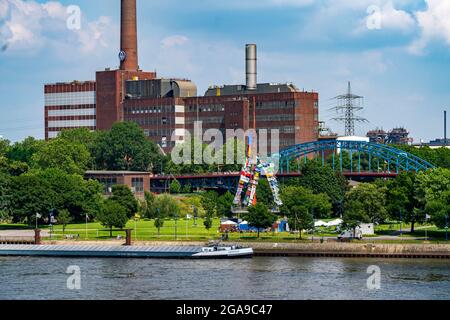 Mühlenweide, birreria all'aperto, snack bar, flagpole, sul Reno, Porto di Ruhrort, sullo sfondo della centrale a gas Hermann Wenzel, ThyssenKrupp Steel, Foto Stock