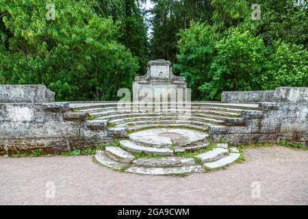 San Pietroburgo, Russia - 10 luglio 2019: Anfiteatro antico sulla collina. Parco pubblico paesaggistico. Giorno di sole di primavera Foto Stock