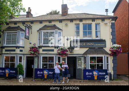 Berkhamsted, Hertfordshire, Regno Unito. 28 luglio 2021. Il pub George in Berkhamsted High Street. I clienti sono lieti di poter tornare all'interno dei pub dopo il sollevamento della chiusura del Covid-19. Credito: Maureen McLean/Alamy Foto Stock