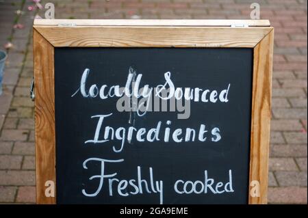 Chesham, Buckinghamshire, Regno Unito. 28 luglio 2021. Un cartello con ingredienti di provenienza locale all'esterno di un pub a Chesham. Credito: Maureen McLean/Alamy Foto Stock