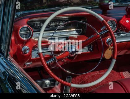 PLYMOUTH, MI/USA - 26 LUGLIO 2021: Primo piano di una dashboard Cadillac Eldorado del 1959 alla mostra automobilistica Concours d'Elegance of America presso la locanda di St. John's. Foto Stock