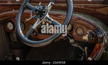 PLYMOUTH, MI/USA - 26 LUGLIO 2021: Primo piano di una dashboard Rolls-Royce Silver Ghost del 1919 alla mostra automobilistica Concours d'Elegance of America presso l'Inn at St. J Foto Stock