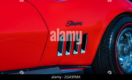 PLYMOUTH, MI/USA - 26 LUGLIO 2021: Primo piano di una pala laterale Chevrolet Corvette del 1969 al Concours d'Elegance of America presso l'Inn at St. John's. Foto Stock