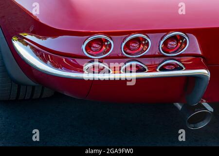 PLYMOUTH, MI/USA - 26 LUGLIO 2021: Primo piano di 1967 luci di coda Chevrolet Corvette al Concours d'Elegance of America presso l'Inn at St. John's. Foto Stock