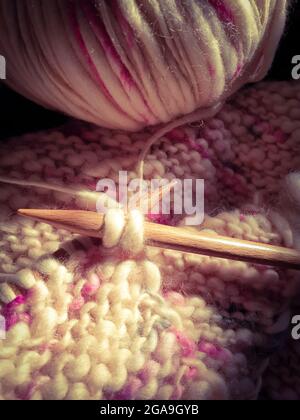 Lavorare a maglia durante la crisi della corona Foto Stock