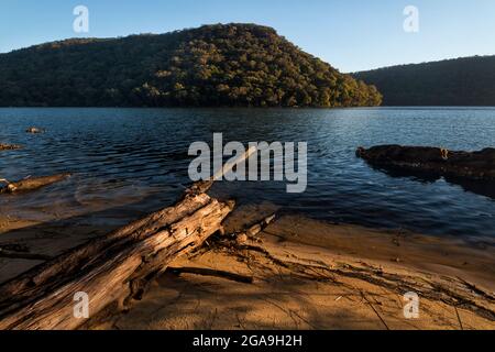 una vista di una spiaggia accanto ad un corpo d'acqua Foto Stock