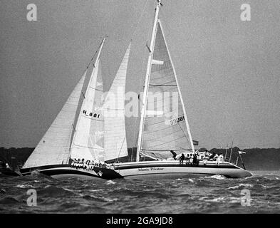 AJAXNETPHOTO. 1985. SOLENT, INGHILTERRA. - CANALE GARA INIZIO - SUD AFRICA MAXI YACHT ATLANTIC PRIVATEER IN CONDIZIONI METEOROLOGICHE AVVERSE AL VIA. YACHT È L'INGRESSO ALLE GARE DI WHITBREAD WORLD. PHOTO:JONATHAN EASTLAND/AJAX REF:CHR85 6A 20 Foto Stock