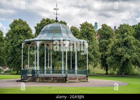 SHREWSBURY, SHROPSHIRE, UK - LUGLIO 13 : Vista della Bandstand a Quarry Park, Shrewsbury, Shropshire, Inghilterra, il 13 luglio, 2021. Due peopl non identificati Foto Stock