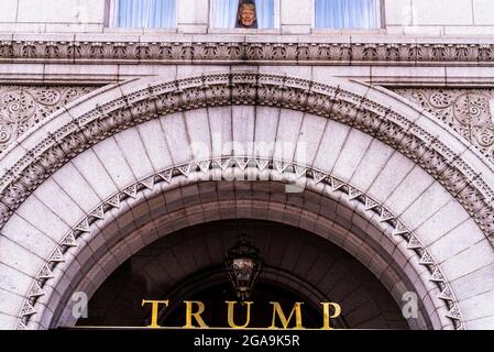 Una figura si trova fuori dalla finestra del Trump International Hotel di Washington DC. Foto Stock