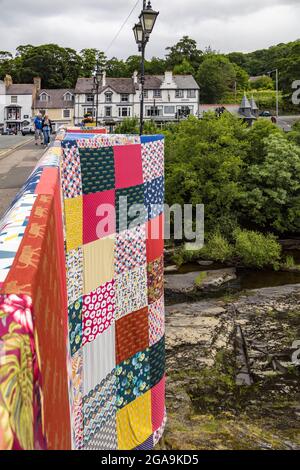 LLANGOLLEN, DENBIGHSHIRE, GALLES - 11 LUGLIO : Ponte sul fiume Dee a Llangollen, Galles il 11 luglio 2021. Quattro persone non identificate Foto Stock